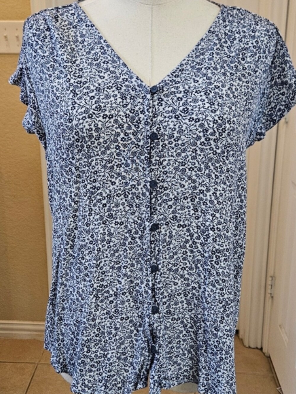 Liz Claiborne Floral Button-Front Blouse – Size Medium